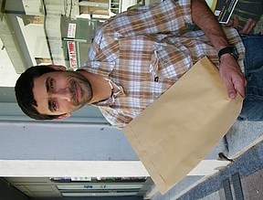 Martínez con el sobre con tres hojas de respuesta. Foto: FloridAdiariO.