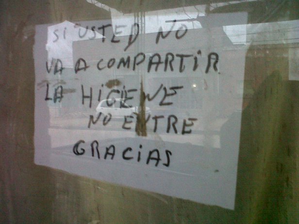 Compartiendo higiene. Este cartel luce en un comercio de Fray Marcos. 