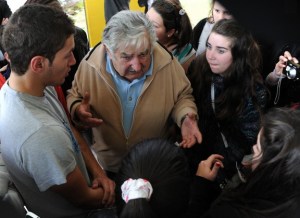Mujica con estudiantes en Paso Severino. Foto Presidencia