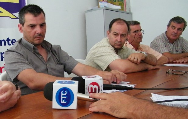 Acosta, a la derecha, en la  mesa del Frente Amplio. Foto: Archivo FD.