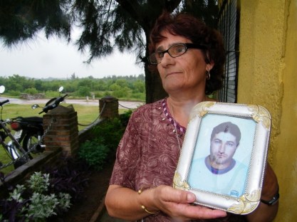 Anubis Pérez, la madre de Marcelo, sostiene la foto de su hijo fallecido por ser alcanzado por un rayo. Foto: Alexis Trucido/ FD.