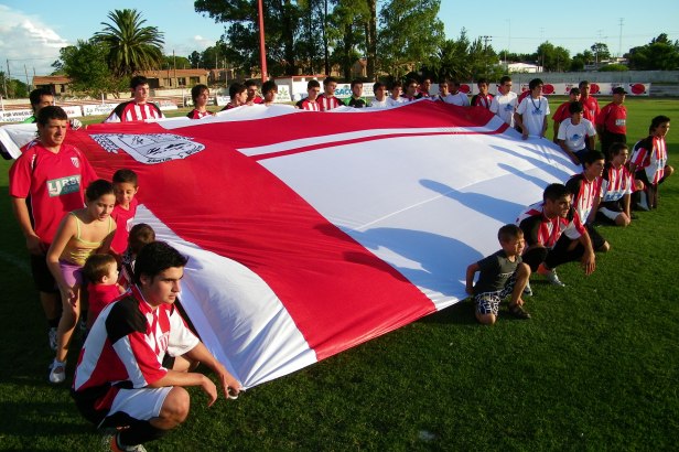 Bandera actual y camiseta de Florida en el Estadio Campeones Olímpicos de Florida.
