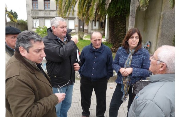 Oriozabala (Der.) en una reunión de trabajo con vecinos del barrio Floridablanca.