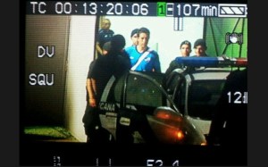 Bava es detenido. Foto: Fernando Castro de Subrayado, vía Twitter @AnaInesMartinez