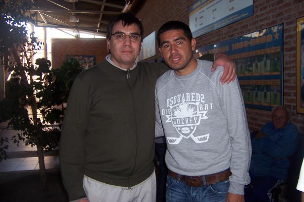 Cono Prisco junto al reconocido futbolista argentino Juan Román Riquelme. Foto: Perfil de Facebook.