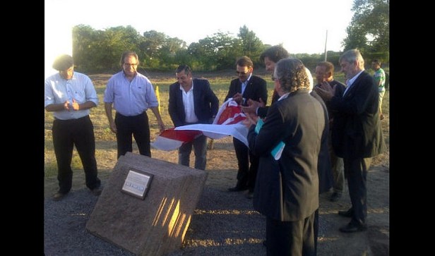 Descubrimiento de la placa y piedra fundamental. Foto: Twitter.