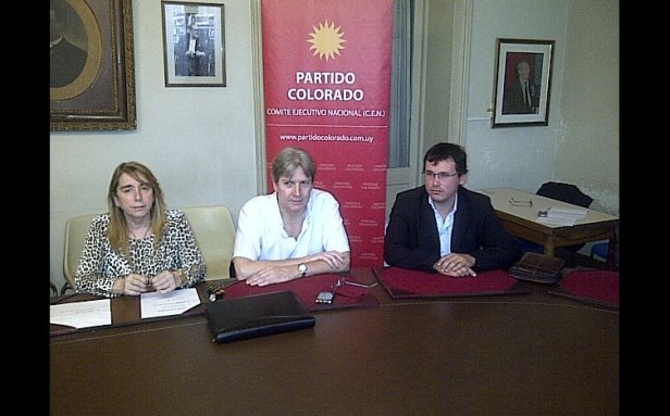 Juan Corujo (Izq.) en el CEN del Partido Colorado.