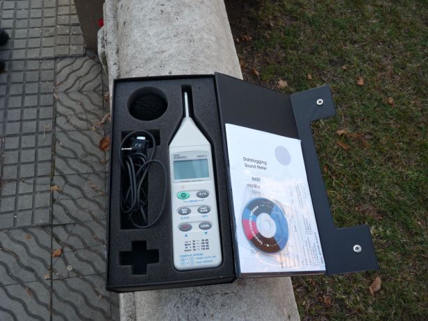 Decibilímetro. La comuna cuenta con aparatos para medir ruidos molestos. Foto: archivo FD. 
