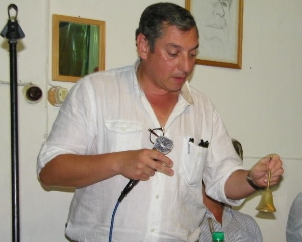 Orden. Enciso campana en mano en un acto de la Manuel Oribe. Foto.: archivo FD.