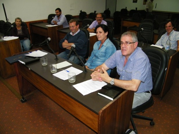 Primera sesión. La comisión reunida anoche en la Junta Departamental. Foto: FD.