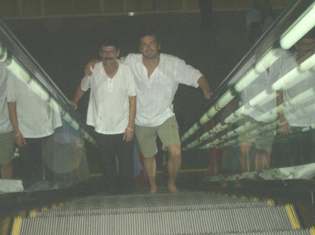 Hernán y Ramón "el manicero" subiendo la escalera mecánica del hotel Conrad. Foto: Gentileza Hernán Ferrero. 