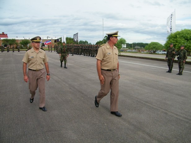 Revista. El Tte. Cnel. Pablo Quintana junto al Felicio De los Santos, jefe de la División de Ejército II. Foto: FD.