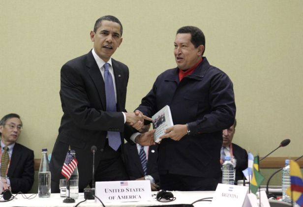 El presidente de Venezuela, Hugo Chávez, regala a su homólogo de EEUU, Barack Obama, un ejemplar de 'Las venas abiertas de América Latina' , del escritor uruguayo Eduardo Galeano, durante un encuentro de ambos mandatarios en el marco de la celebración de la V cumbre de las Américas el 18 de abril de 2009. Foto de la agencia AP