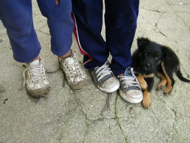 Estos eran los pies de los niños este fin de semana. Situación que pudieron cambiar sólo en parte. Foto: FD.