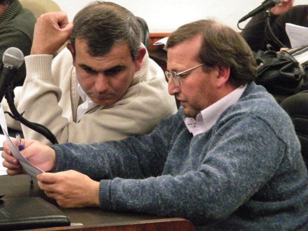 Los ediles Torres y Mederos, consultando un expediente a votar en la Junta. Foto: FD.