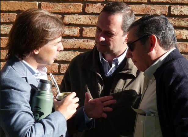 Previa. Enciso conversa con Lacalle Pou. Foto: Cayetano Stopingi vía Twitter.