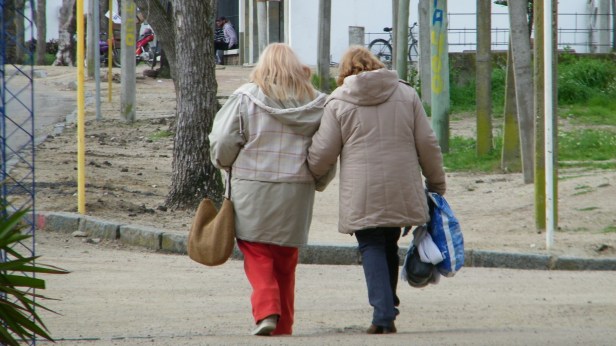 María René y otra de las amigas de Marilyn en Fray Marcos tras el velatorio. Foto: FD.