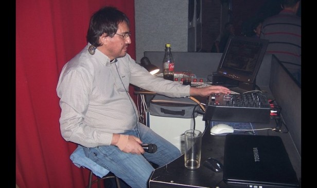 Cono Prisco en su pasión, micrófono en una mano y consola en la otra. Foto: red Facebook.