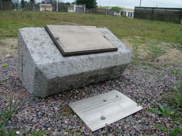 La placa (rota) en el predio frente a la rural. Foto: archivo FD: