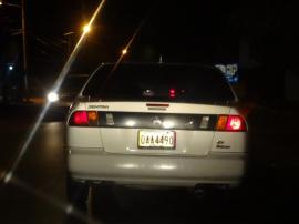 Auto con matrícula OAA en avenida del Municipio Antolín del Campo, Nueva Esparta, venezuela.