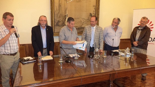 Empresarios entregaron carta devolviendo el terreno y censo de iluminación para la sustitución de lámparas en Florida.