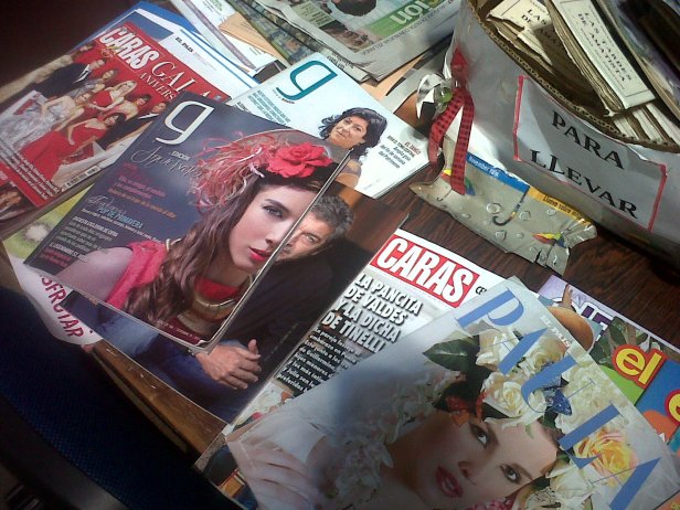 La mesa de revistas en la Biblioteca Municipal. 