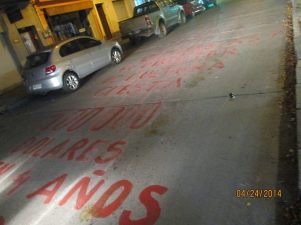 El director le costó 100.000 dólares a Florida, dice la pintada. Fotos: redes.