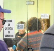 Macarena Rubio y funcionarios en la oficina de Tránsito. Foto: FD