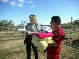 Deluca entregando elementos a evacuados. Fotos: FD