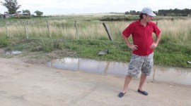 Fernando Camejo, padre de Nicolás, en el lugar del impacto. Detrás, la casa de la abuela. Foto: FD