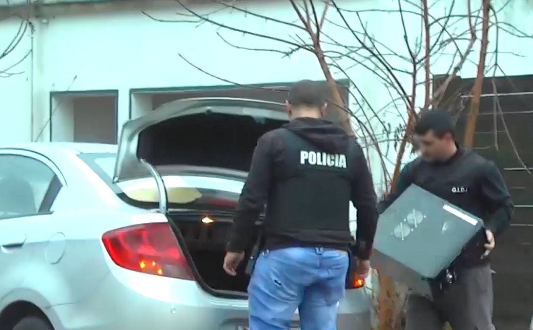 Dos agentes incautan equipos informáticos. 
