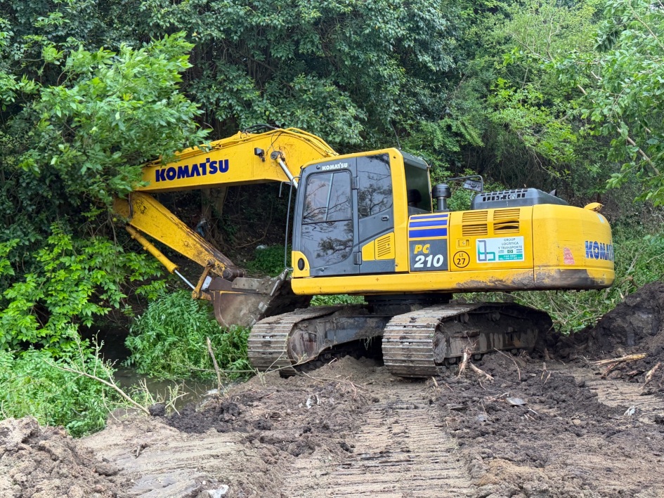 Prosiguen las tareas de limpieza y canalización en el arroyo Tomás González